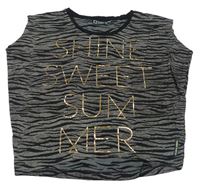 Sivo-čierny vzorovaný crop top s nápisom