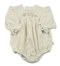 Smotanové zamatové rebrované body s kvietkami