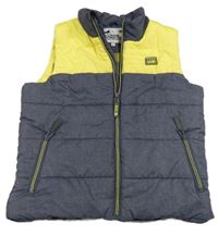 Tmavomodro-žltá melírovaná prešívaná šušťáková zateplená vesta s nášivkou M&S