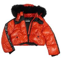 Červeno-černá lesklá šusťáková zimní crop bunda s nápisy a kapucí s kožešinou River Island