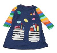 Tmavomodro-farebné šaty s pastelkami a štětci