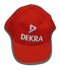 Červená kšiltovka s nápisem 