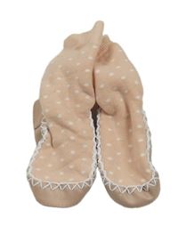 Světlerůžové puntíkaté ponožky s koženou podešví 