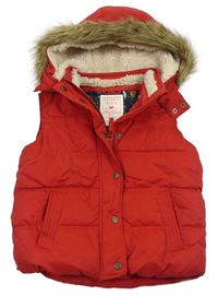 Červená pruhovaná šušťáková zateplená vesta s kapucňou s kožešinou FAT FACE