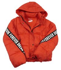 Červená šusťáková zimní bunda s pruhem s nápisy na rukávech a kapucí Primark