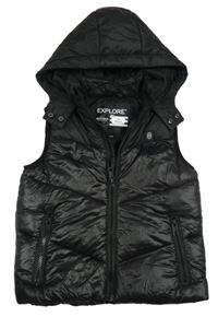 Černá šusťáková zateplená vesta s nášivkou a kapucí Matalan