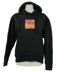 Pánska čierna mikina s potlačou a kapucňou