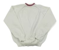 Biely sveter s prúžkami