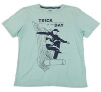 Svetlomodré tričko so skateboardistou Yigga