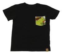 Černé tričko se zelenou kapsou 