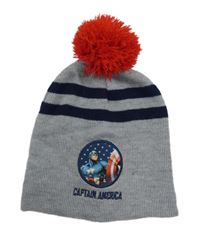 Šedá čepice s proužky a Captain America