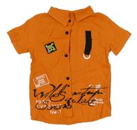 Oranžová košeľa s nápismi