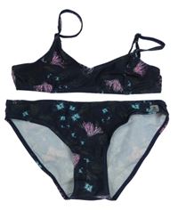 Černé dvoudílné plavky s kytičkami 