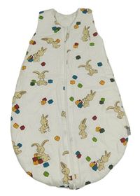 Bílý zateplený spací pytel s králikmi a kostkami