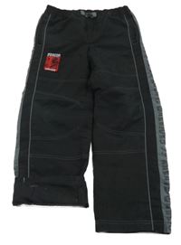 Čierno-tmavosivé šušťákové podšité nohavice s nášivkou a nápismi