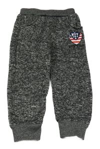 Sivo-čierne melírované plené tepláky s erbem