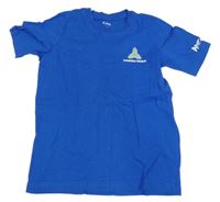 Modré tričko s nápisom jako