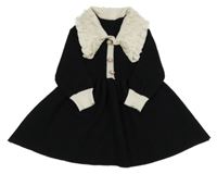 Čierno-biele úpletové šaty s gombíky a golierikom s perlami