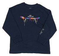 Tmavomodré mikinotriko so skateboardom Next