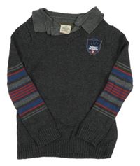 Tmavosivý ľahký sveter s nášivkou a golierikom