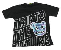 Čierne tričko s nápisom a medvěďom