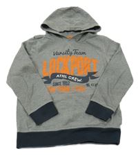 Sivo-tmavomodrá mikina s nápisom a kapucňou