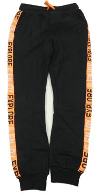 Černé tepláky s křiklavě oranžovým pruhem s nápisy Y.F.K.