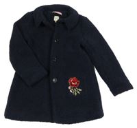 Tmavomodrý huňatý podšitý kabát s růží