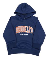 Tmavomodrá mikina s nápisem a kapucí 