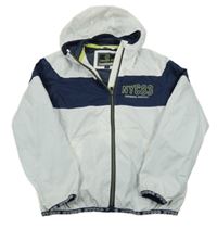 Bílo-tmavomodrá šusťáková jarní bunda s písmenky a číslem a kapucí C&A