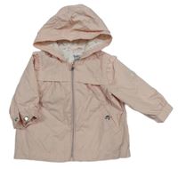 Světlerůžová šusťáková jarní bunda s nášivkou a volánky a kapucí C&A