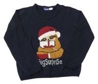 Tmavomodrý pletený sveter s lenochodem s vánočním motívom lupilu