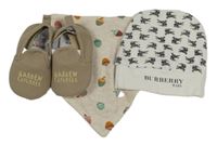 3 set - béžové cápačky s nápisem + bílá čepice - Burrberry + oboustranný slinták