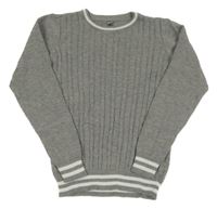 Sivý sveter s copánkly a bílým lemem