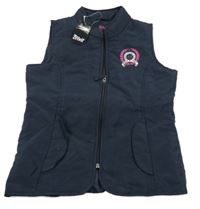 Nové - tmavomodrá prešívaná šušťáková funkčná zateplená jezdecká vesta so znakom crivit