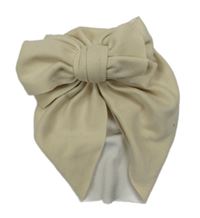 Svetlobéžová turbanová čapica s mašlou