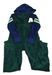 Tmavozeleno-tmavomodrá chlupatá kombinéza s písmenem a kapucí