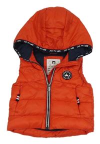 Červená šusťáková zateplená vesta s kapucí C&A