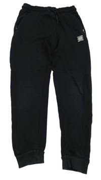 Černé tepláky s nášivkou 