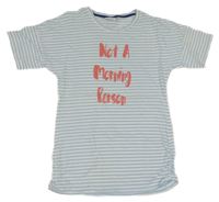 Bielo-svetlomodré pruhované tričko s nápismi YIGGA