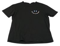 Čierne tričko so smajlíkom a nápismi SHEIN