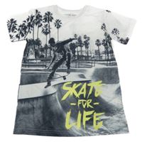 Bílo-šedé tričko se skateboardistou a palmami a nápisy Chapter young