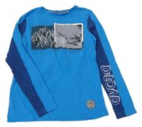 Modro-tmavomodré tričko so snowboardistou C&A