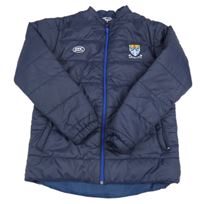 Tmavomodrá šusťáková prošívaná zateplená bunda s nášivkami 