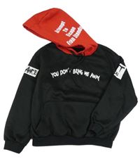 Černá mikina s nápisy a červenou kapucí 