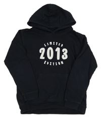 Tmavomodrá mikina s číslom a nápismi a kapucňou