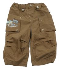 Hnedé šušťákové nohavice s autami