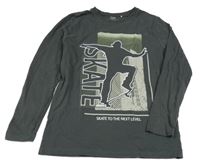 Tmavosivé tričko so skateboardistou Yigga
