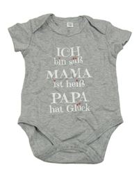 Šedé body s nápisem 