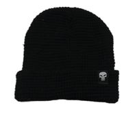 Černá žebrovaná pletená čepice s nášivkou